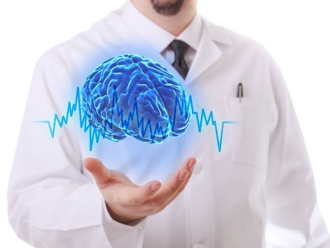 Голограмма мозга с рисунком пульса над рукой врача в халате